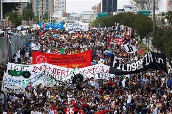 الألاف يحتجون في كولومبيا على مقتل نشطاء حقوقيين