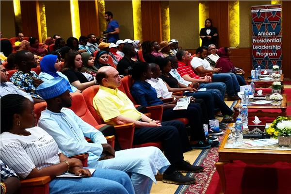 الفريق مهاب مميش يجلس بين أعضاء وفد البرنامج الرئاسي للشباب الافريقي