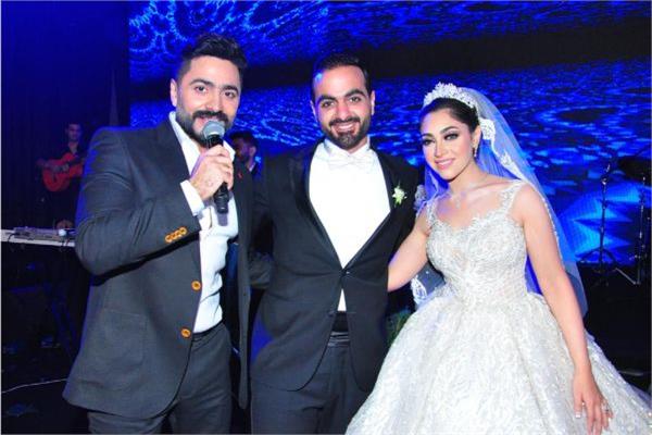 تامر حسني مع العروسين