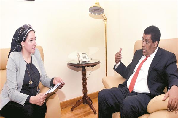 محرر «الأخبار» خلال حوراها مع سفير إثيوبيا .. تصوير : علاء محمد