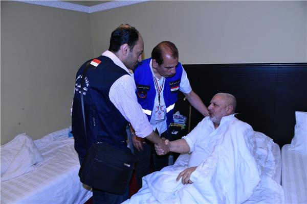 بعثة الحج الطبية خلال الاطمئنان على أحد الحجاج المصريين