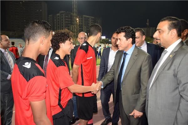 وزير الرياضة يتابع استعدادات موهوبي كرة القدم