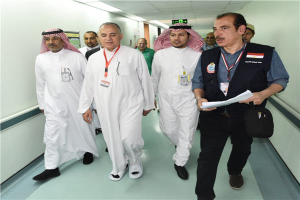 رئيس البعثة المصرية للحج خلال تفقد المصريين المحتجزين في المستشفيات السعودية