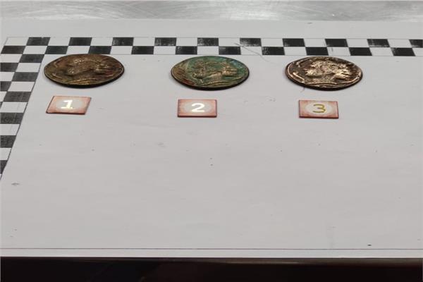 عدد من العملات الأثرية