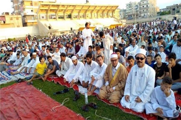  توافد  المواطنون في سيناء علي  الساحاتوالمساجد لاداء  صلاة العيد