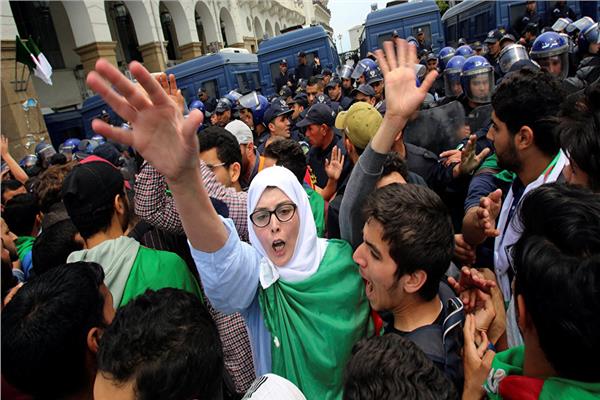 محتجون يقتحمون مقر «لجنة الوساطة الجزائرية» رافضين تمثيلها للحراك