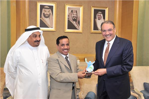 سفير السعودية بالقاهرة يلتقي أعضاء بعثة نادي القصيم "للأشخاص ذوي الإعاقة"