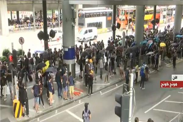 متظاهرون يحاولون قطع الطريق عن مطار المدينة الدولي بهونج كونج
