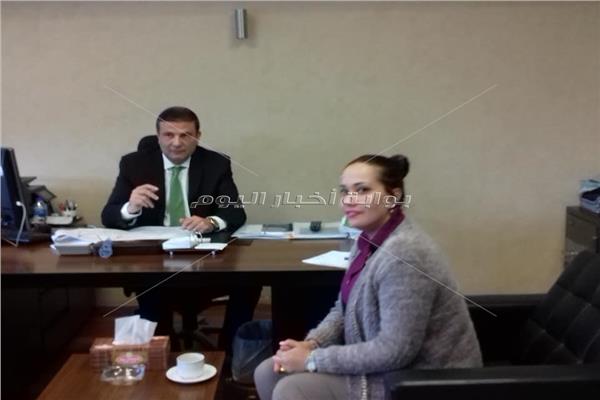 علاء فاروق الرئيس التنفيذي للتجزئة المصرفية بالبنك الأهلي مع محررة بوابة أخبار اليوم