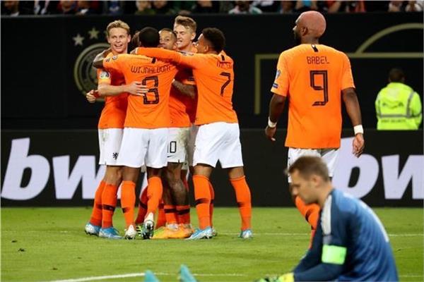 فرحة لاعبي هولندا بالفوز