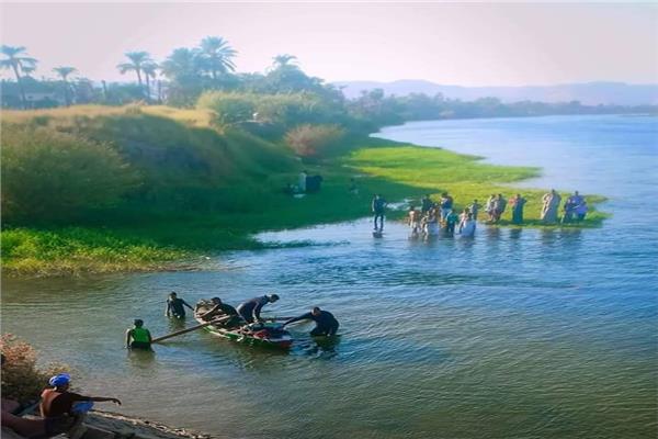 قوات الإنقاذ تحاول انتشال طفل بعد غرقه في نهر النيل بقنا