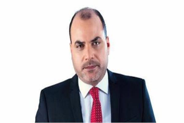 الإعلامى محمد الباز مقدم برنامج "90 دقيقة"