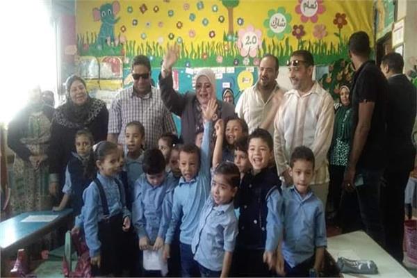 معلمون يتحملون مصروفات ١٧٠ تلميذا باحدى مدارس كفر الشيخ