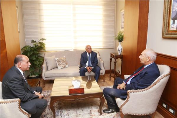 محافظ بورسعيد يستقبل رئيس الهيئة الاقتصادية لقناة السويس  