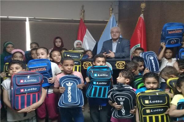 توزيع 400  حقيبة مدرسية للأطفال غير القادرين بالبساتينالبساي