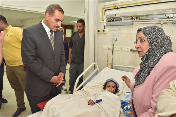 محافظ أسيوط يزور الطفلة "ريتاج" بالمستشفى الجامعي