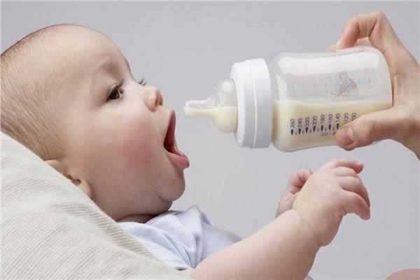  الاطفال في سن الرضاعة