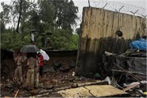 مصرع 4 أشخاص إثر انهيار جدار بسبب الأمطار بالهند