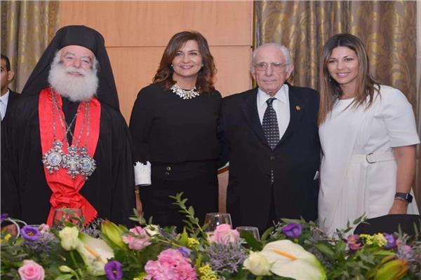 جمعية الصداقة المصرية اليونانية تمنح وزيرة الهجرة أرفع وسام يوناني
