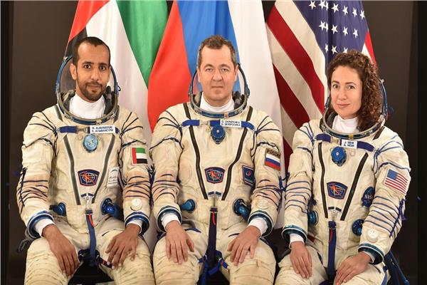 الإماراتي و الروسي والأمريكية الصاعدين إلى الفضاء