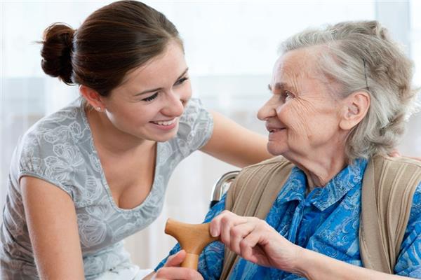 10 قواعد حول إتيكيت التعامل مع المسنين   
