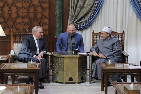 الإمام الأكبر خلال استقباله القائم بأعمال السفير الأمريكي بالقاهرة ..