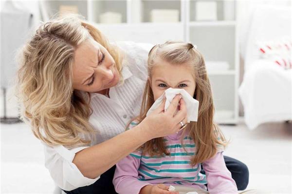 3 نصائح هامة لحماية طفلك من تطورات نزلات البرد