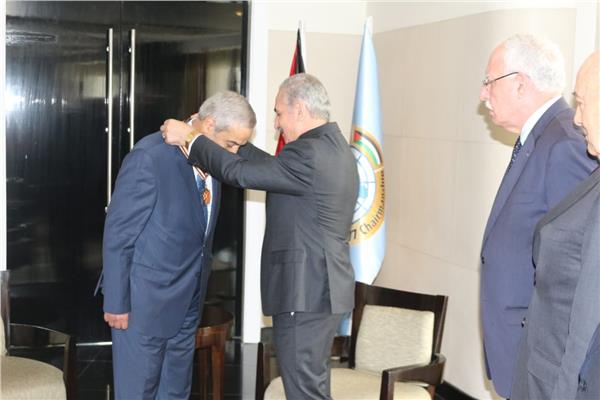فلسطين تمنح وسام نجمة القدس للسفير الجزائري في مصر محمد العرباوي 