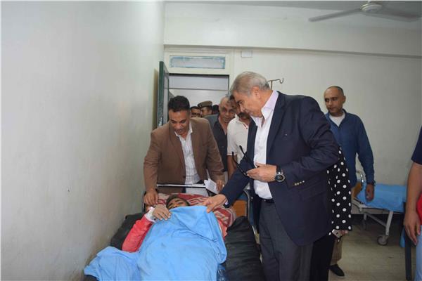 محافظ المنيا يتابع حالة المصابين في حادث انقلاب سيارة ربع نقل