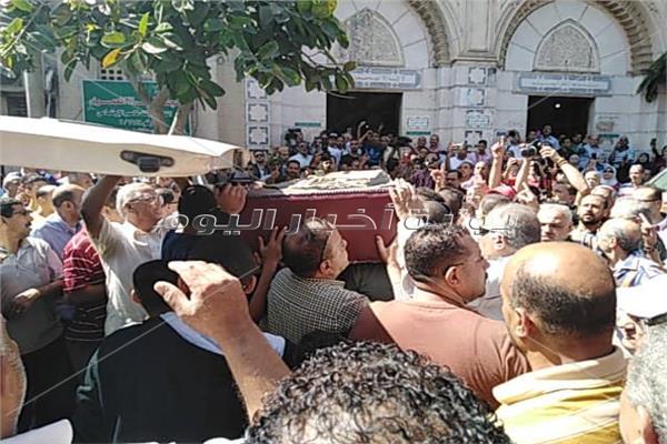 وصول جثمان الفنان طلعت زكريا لمسجد العمري بالإسكندرية