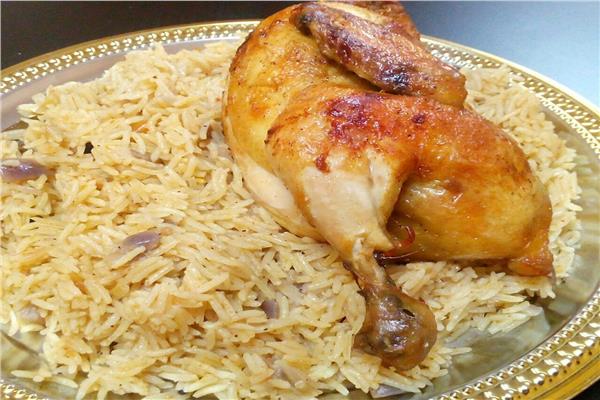 طبق اليوم .. «دجاج محمر مع أرز بالمرقة»