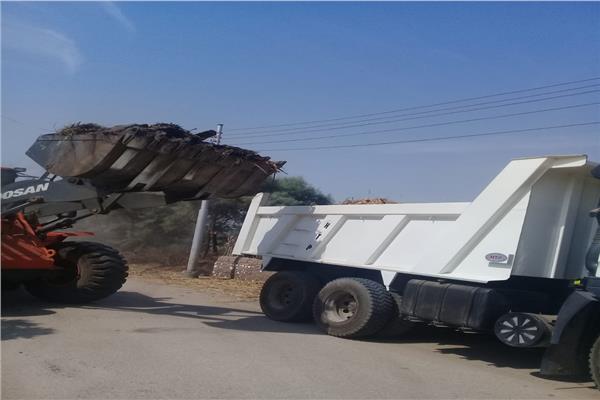 رفع 7 طن مخلفات من الطرق بمدينة الزينية في الأقصر