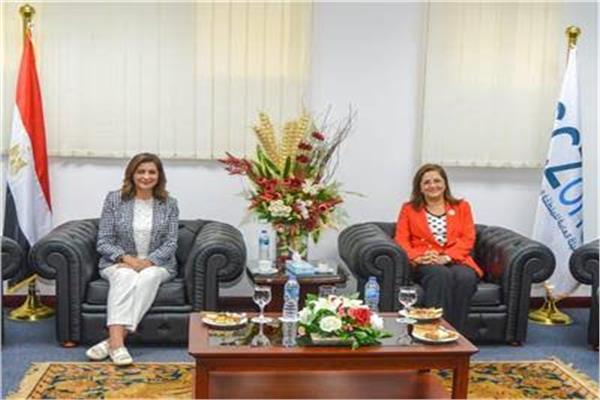 السفيرة نبيلة مكرم وزيرة الهجرة والدكتورة هالة السعيد وزيرة التخطيط