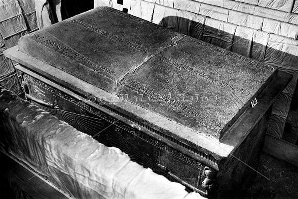 إعادة تركيب غطاء التابوت «الكوارتيزيت» بمقبرة الملك توت عنخ أمون