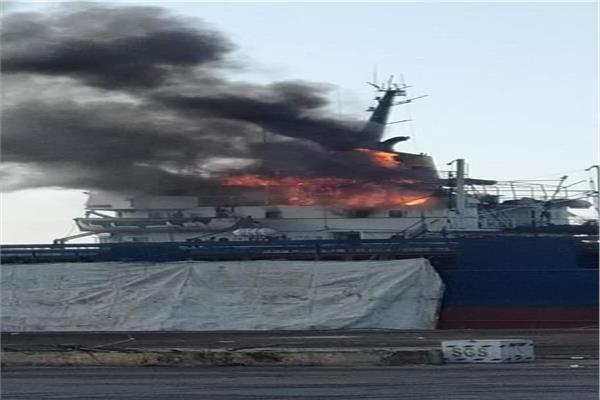 نشوب حريق محدود بسفينة فوسفات في ميناء دمياط