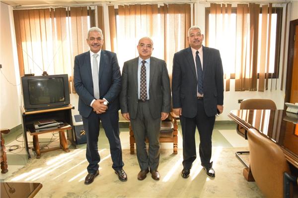 رئيس جامعة أسيوط يستقبل نائب رئيس جامعة الأزهر لبحث توطيد سبل التعاون المشترك بين الجانبين