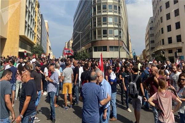 توافد المحتجين إلى ساحة رياض الصلح وسط بيروت