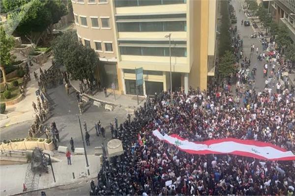 إغلاق جميع البنوك اللبنانية بسبب الاحتجاجات