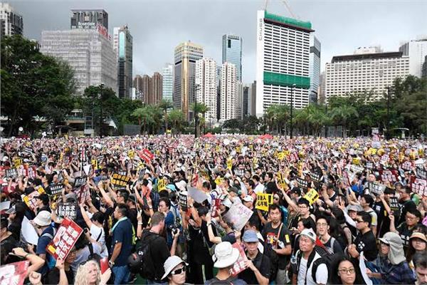 الآلاف يخرجون في مسيرة غير قانونية بهونج كونج
