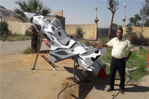 سوهاج يصنع طائرة مجسمة من  الخردة