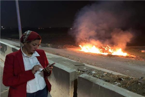وزيرة البيئة تتوقف وتحرر محضرا على طريق بنها الحر لأحد المخالفين لحرق مخلفات زراعية