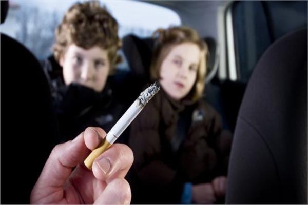 دراسة :التدخين السلبي قد يضر عيون الأطفال