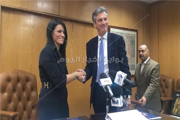 سفير بريطانيا لدى مصر جيفيري ادامز وزيرة السياحة رانيا المشاط 