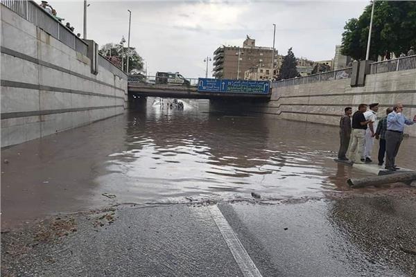 التنمية المحلية ومحافظة القاهرة يواصلون شفط مياه الأمطار