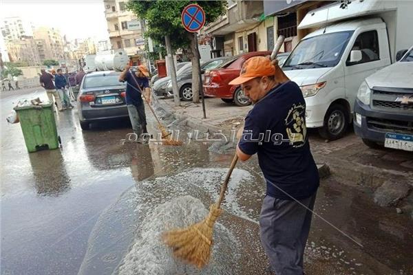 الأجهزة التنفيذية بالإسكندرية تواصل إزالة أثار مياه الأمطار