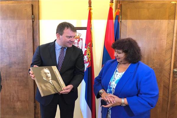 رئيس حكومة فويفودينا يلتقي وزيرة الثقافة لدعم الأنشطة الإبداعية بين مصر وصربيا