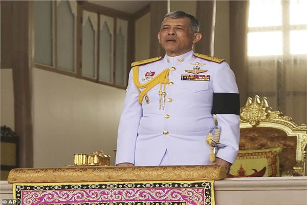 بعد تجريد زوجته من ألقابها.. ملك تايلاند يواصل تطهير القصر