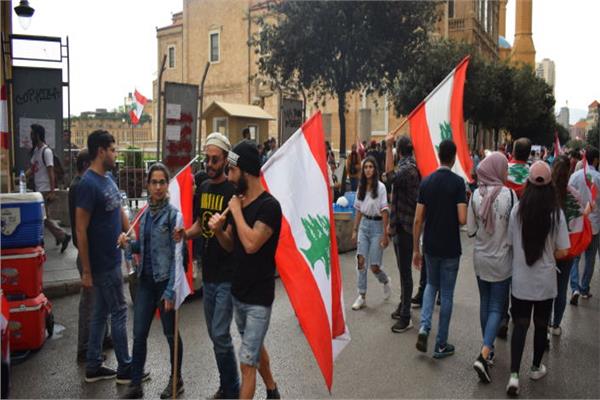صور| الاحتجاجات الشعبية تشل لبنان... واعتصام أمام المصرف المركزي 