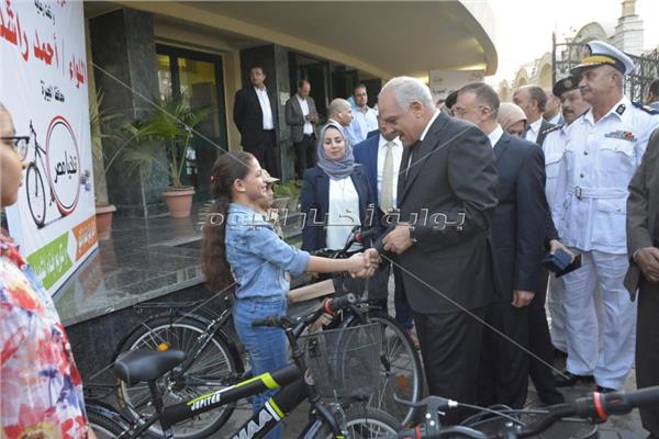 محافظ الجيزة يوزع 42 دراجة هوائية وهدايا تذكارية على أبناء الشهداء