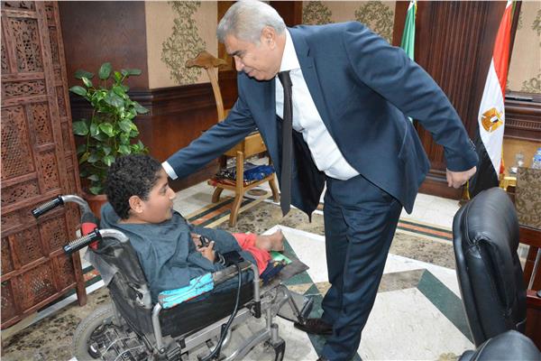 محافظ المنيا يوجه بدراسة طلب احد الشباب من ذوي الاحتياجات